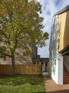 V sousedství se nachází butikový penzion Villa Hruška, hosté chodí do mlýna na snídani.  (Pelčák a partner architekti, rekonstrukce mlýna v Hruškách)