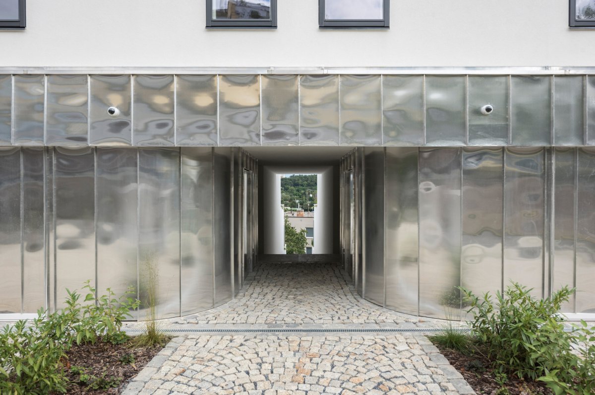  Z ulice dům kryje hliníkový plech. (Terasový dvojdům v Krči, martin cenek architecture)