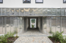  Z ulice dům kryje hliníkový plech. (Terasový dvojdům v Krči, martin cenek architecture)