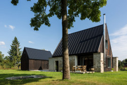 Dům pro rodiče v Nové Červené Vodě v Jeseníkách od studia TŘI.ČTRNÁCT architekti, realizace 2019