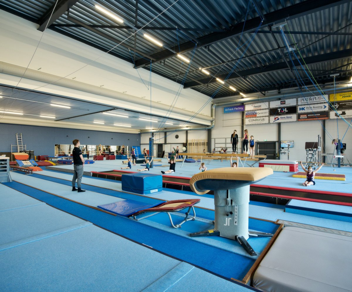 Sportovní hala ETB Sombroek ve městě Edam-Volendam v Nizozemsku od studia Kuiper Steur Architecten