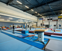 Sportovní hala ETB Sombroek ve městě Edam-Volendam v Nizozemsku od studia Kuiper Steur Architecten