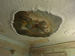 Částečně zachované interiéry zámku ve Stvolínkách by se, dle slov místní starostky Pavlíny Ištokové, mohly proměnit ve výstavní a kulturní prostory. Foto: Tereza Hůrská