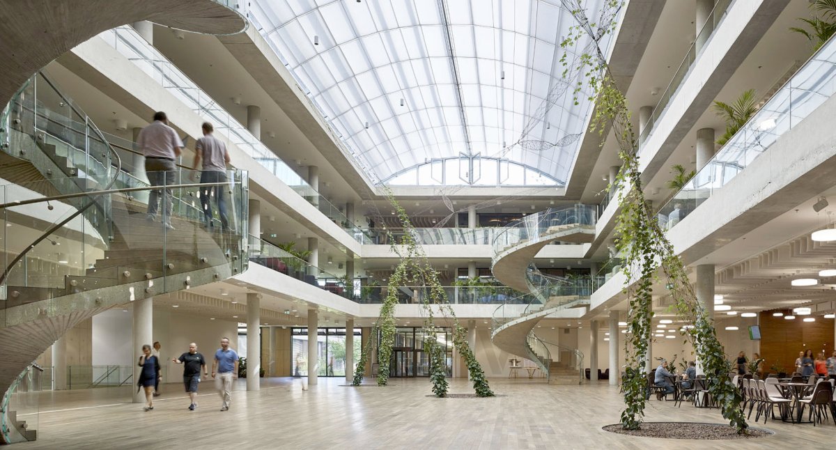 Rostliny zde představují i umělecký prvek v podobě soch ve foyer.  (Centrála ČSOB v souladu s přírodou; Chalupa architekti a partneři)
