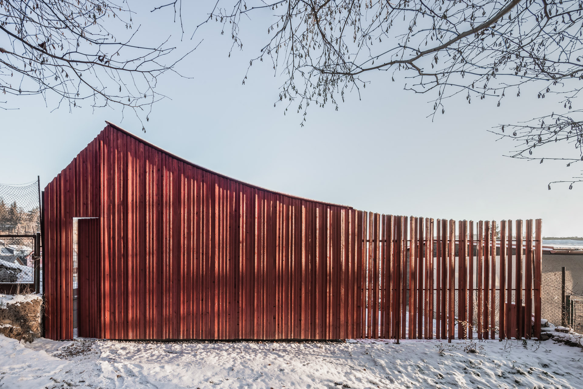 Chata v Sušici, BYRÓ architekti: Malý rekreační domek na úpatí kopce Svatobor je působivý už svou siluetou