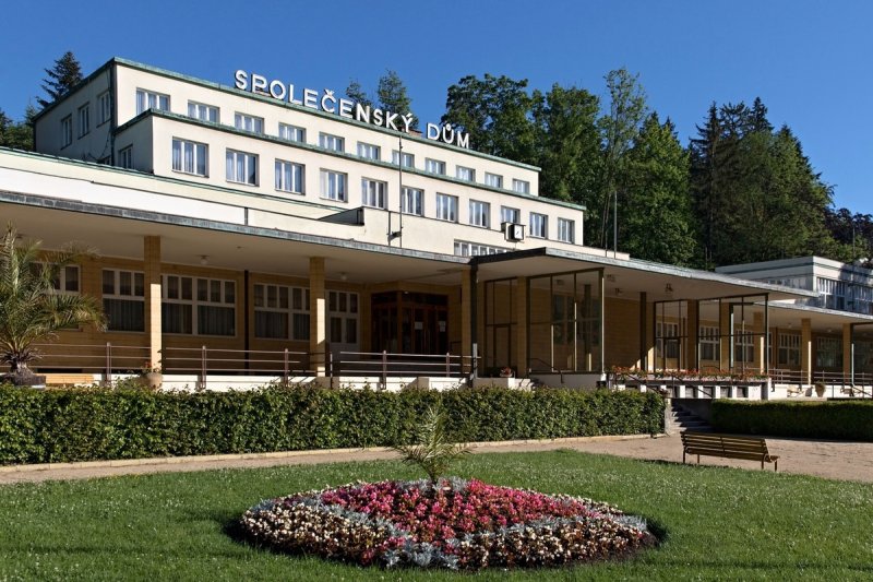 Pražský architekt František Roith navrhl&nbsp;Společenský dům v lázních Luhačovice jako přísně symetrickou stavbu