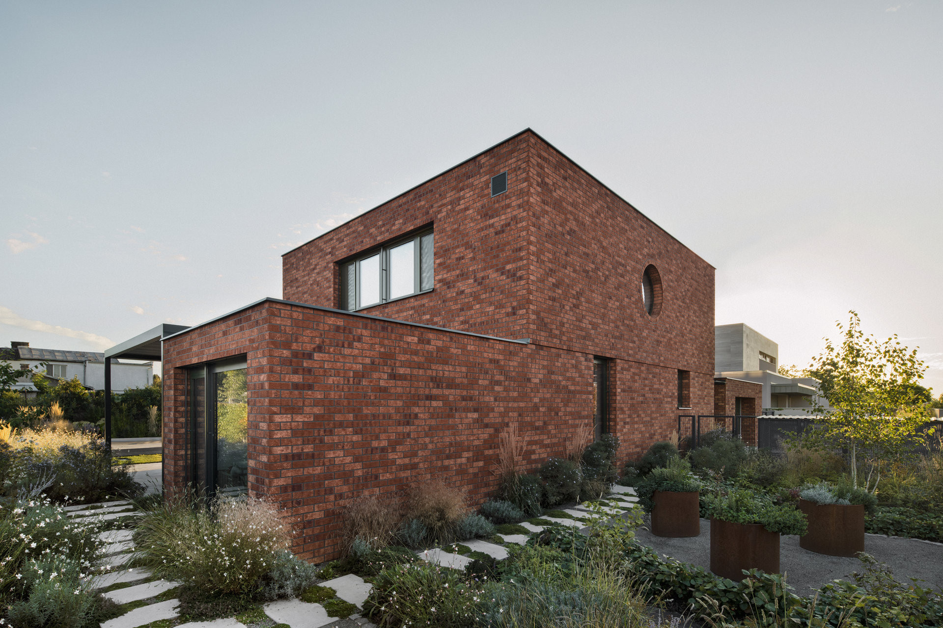 Dům je složený z více kvádrů, nepůsobí proto masivně. (Cihlový dům v Pardubicích; architekti Jakub Dvořák a Michal Bílek)