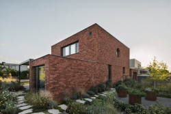 Dům je složený z více kvádrů, nepůsobí proto masivně. (Cihlový dům v Pardubicích; architekti Jakub Dvořák a Michal Bílek)