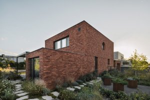 Dům je složený z více kvádrů, nepůsobí proto masivně. (Cihlový dům v Pardubicích; architekti Jakub Dvořák a Michal Bílek)