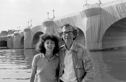 Christo a Jeanne-Claude před zabaleným Pont Neuf (1985)