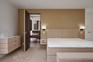 Pohled do ložnice (Rodinná vila v Brně;  KYZLINK ARCHITECTS)