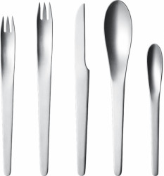 Arne Jacobsen navrhl pro The SAS Royal Hotel originální příborový set, který používali astronauti ve filmu 2001: A Space Odyssey Stanley Kubricka.