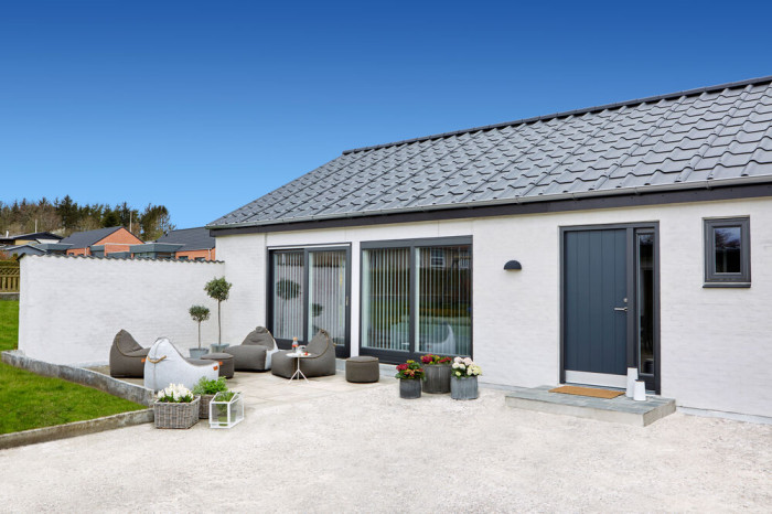 Profilovaná střešní krytina Swisspearl na domě HouseGyvel Stovring 