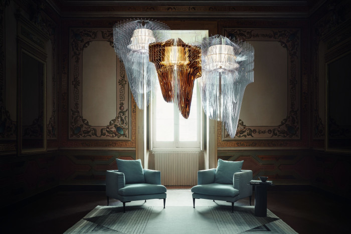 Ikonické svítidlo  Aria v provedení gold a transparent od Zahy Hadid