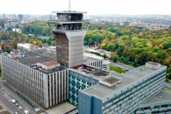 Dobové fotografie Ústřední telekomunikační budovy v Praze na Žižkově.