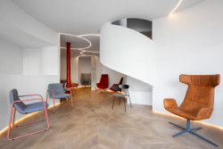 Veškeré sezení v Atelieru Bohemia pochází od české značky LD Seating.