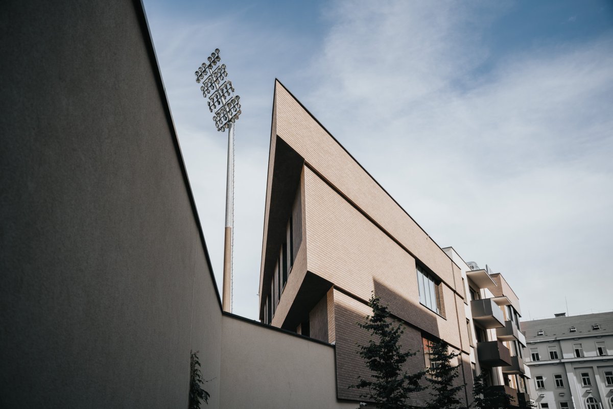 Hned vedle stadionu žižkovské Viktorky vyrostl bytový a kancelářský dům. (Bytový komplex Viktoria Center, architektonické řešení CTR group a.s.)