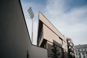 Hned vedle stadionu žižkovské Viktorky vyrostl bytový a kancelářský dům. (Bytový komplex Viktoria Center, architektonické řešení CTR group a.s.)