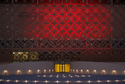 Budovu navrhla britská kancelář Pattern Design a její nejvýraznější symbol představuje ornamentálně pojatý kovový rošt zpodobňující ornamenty uplatňované v katarské architektuře. Za ním se pak nachází velké obrazovky, které lze různě nasvěcovat.