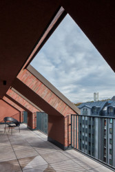 Poslední dvě patra jsou řešena jako penthouse se střešní terasou a bazénem. (Bytový dům Iconik, studio Edit!)