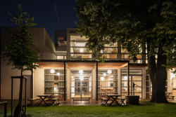 SOKEC v Hrušovanech u Brna, caraa.cz/Atelier KAVA: Na krytou terasu za hospodou si můžete přijít sednout, i když se zrovna nic nehraje