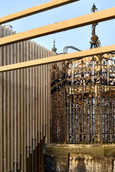 V Hradci Králové si připomínají 800 let od první zmínky o městě. Při té příležitosti vznikla kolem studny na náměstí dřevěná umělecká instalace.