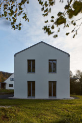 Dům u skalního města od ateliéru 2xpa. (Novostavba rodinného domu, Tisá; 2xpa)