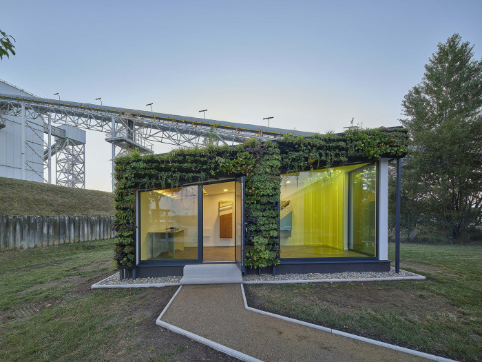 Tiny House ve výrobním závodu firmy Rigips navrhl student František Exner.