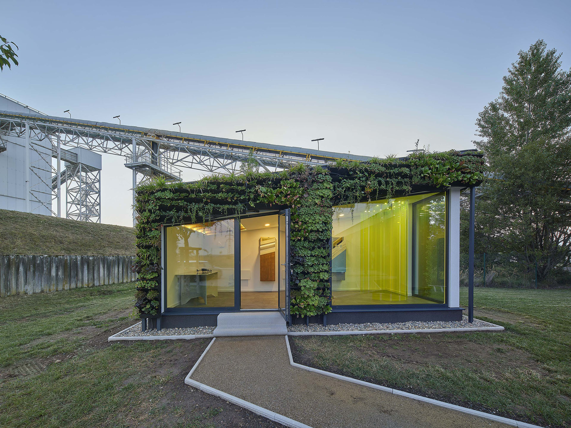 Tiny House ve výrobním závodu firmy Rigips navrhl student František Exner.