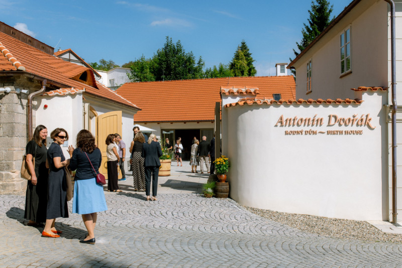 V roce 2025 se zde otevřela nová muzejní expozice zaměřená na dětství Antonína Dvořáka. (Autentická rekonstrukce barokního domu; Wright & Wright)