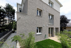 Velkou devizou celé realizace je zeleň, obklopuje takřka celý dům. (Bytový dům s nájemními byty na Barrandově, maak, M.A.Tomáš)