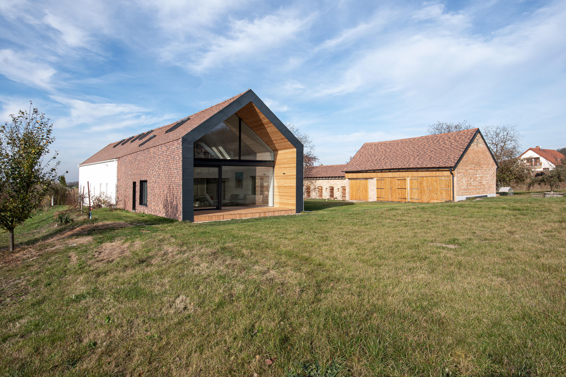 Skvadra architekti - Přestavba stavení v severních Čechách: Jeden objekt pro bydlení, druhý pro trávení volného času