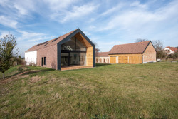 Skvadra architekti - Přestavba stavení v severních Čechách: Jeden objekt pro bydlení, druhý pro trávení volného času