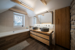 Stavení s červenou pumpou od DESTYL architekti