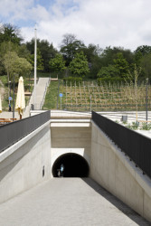 Na náměstí ústí tunel pro pěší a cyklisty, který vede z Karlína na Žižkov. (Tachovské náměstí v Praze, OVA)
