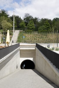 Na náměstí ústí tunel pro pěší a cyklisty, který vede z Karlína na Žižkov. (Tachovské náměstí v Praze, OVA)