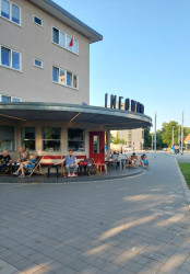 Kavárna a infopoint v bývalé tramvajové zastávce v kolonii WuWA, nachází se v pavlačovém domě