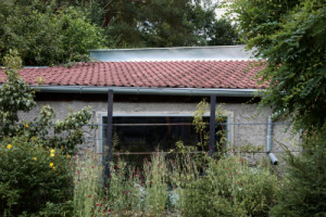 Z chlívku se stal letní byt. Pod vedením architektky Lenky Millerové to ale rozhodně není nic banálního. "Jeho archaická materiálnost, tichá sebejistota a poetický vztah ke krajině vytvářejí atmosféru, která je současná i nadčasová zároveň," píší porotci.
