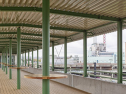 Sdílená terasa  s výhledem na průmyslový okrsek Lysbüchel (Konverze sladu vína na komunitní bydlení; Esch Sintzel Architekten)