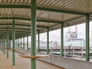 Sdílená terasa  s výhledem na průmyslový okrsek Lysbüchel (Konverze skladu vína na komunitní bydlení; Esch Sintzel Architekten)