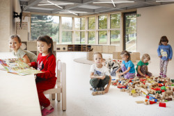 Opakuje se v žebrech stropů, rámech oken, akustickém podhledu i v autorsky navrženém modulovém nábytku s regály a boxy. (Mateřská škola ve Fulneku od XTOPIX)