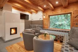 Obývacímu pokoji dominují kachlová kamna. 