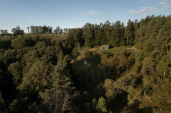 Chata by měla s okolím spíš splynout než vyčnívat. Tak zněl plán majitelů. (Chata Bebech, JANSELF STUDIO)