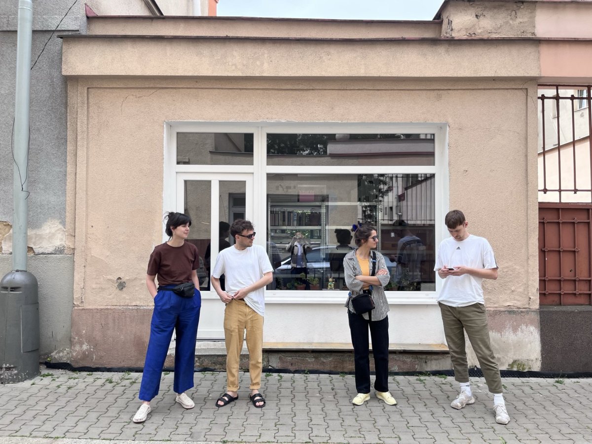 Ateliér v ulici Benářská 4 v Praze-Libni. Zleva: Savka Marenić, Vojtěch Tecl, Tereza Brussmannová a Adam Šustek
