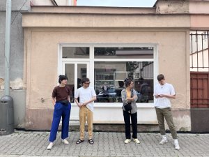 Ateliér v ulici Benářská 4 v Praze-Libni. Zleva: Savka Marenić, Vojtěch Tecl, Tereza Brussmannová a Adam Šustek