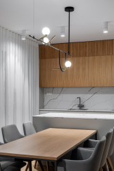 Interiér rodinného domu v Berouně od studia Ambience Design - pohled do kuchyně s deskou a obkladem TechniStone Crystal Calacatta Silva