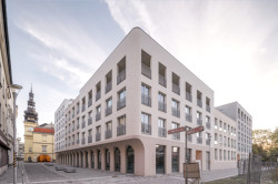 Blok Nové Lauby stojí v centru Ostravy nedaleko hlavního náměstí. Přesto byla parcela roky prázdná a využívaná jako parkoviště. Nový blok zacelil tuhle díru a svým "měřítkem a proporcemi citlivě navazuje na historický kontext, zároveň však přináší moderní architektonické pojetí," hodnotí porota. Navrhli znamení čtyř-architekti.