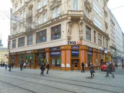 Příklad vhodného řešení parteru v Brně. Stav před rekonstrukcí, foto