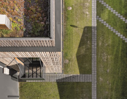 V rámci projektu se řešilo hospodaření s dešťovou vodou. Její zasakování umožňuje jak střecha tak zatravňovací dlažba. (Administrativní budova Fortemix v Paskově od PROJEKTSTUDIO)