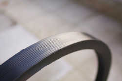 Stojan na kola Gomez má jednoduchý tvar kruhu, pokryt je pryží, takže se kolo nepoškrábe.